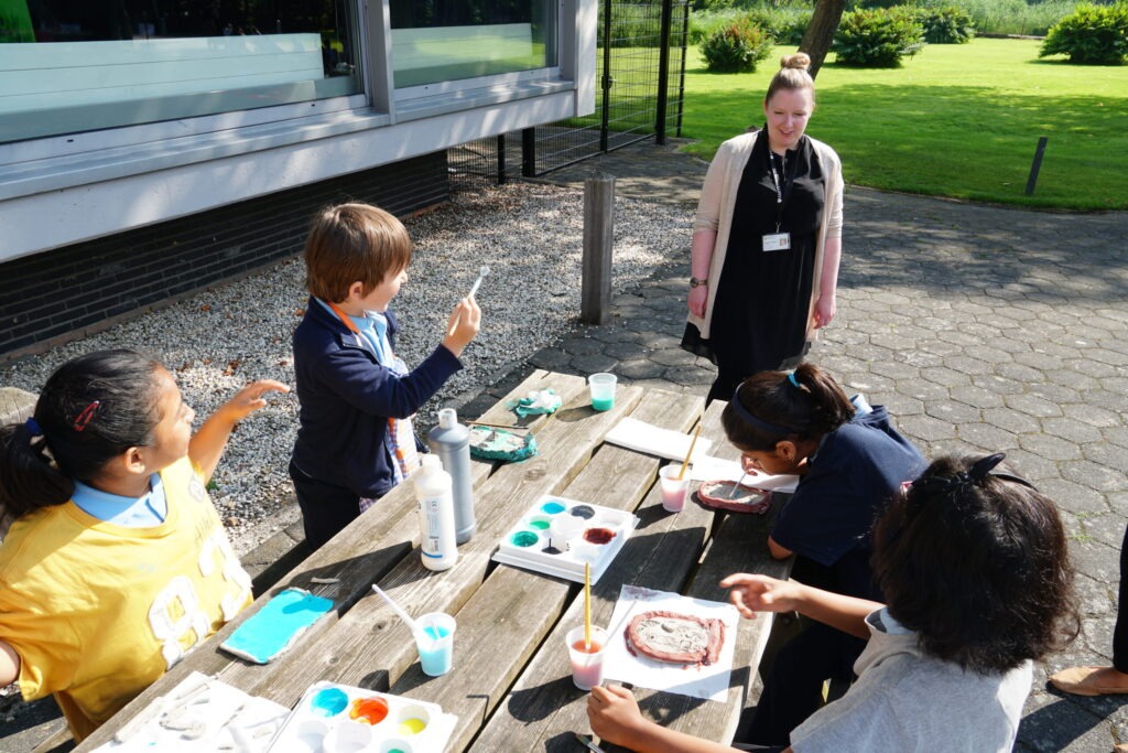 children painting